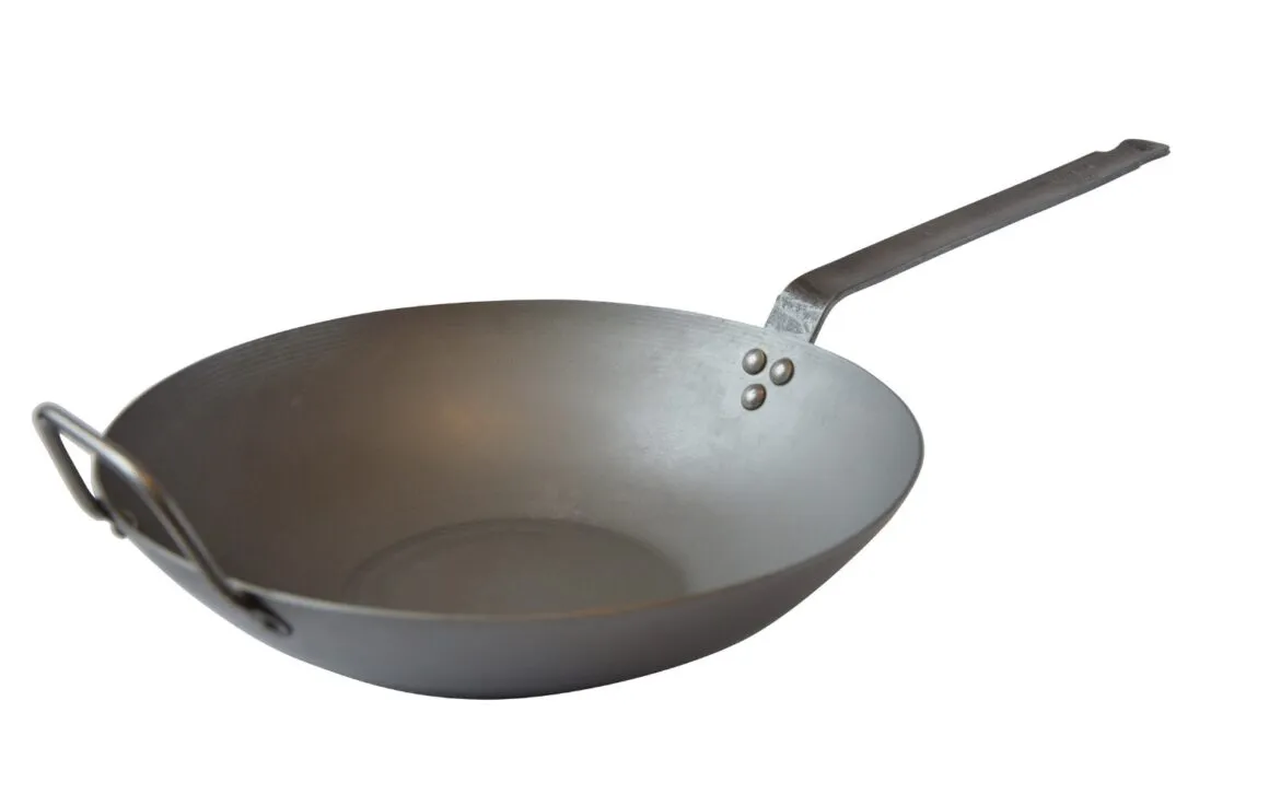 Denne wok er i pladejern, hvilket er lettere en støbejern, så du ikke har lige så meget besvær, når du skal løfte wokken eller stege dine grøntsager. Fantastisk køb. 