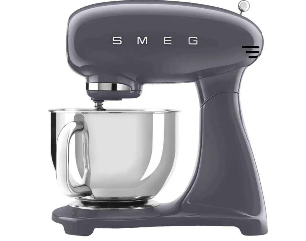 Denne køkkenmaskine fra SMEG er en virkelig lækker og æstetisk model, der egner sig perfekt til ethvert køkken.