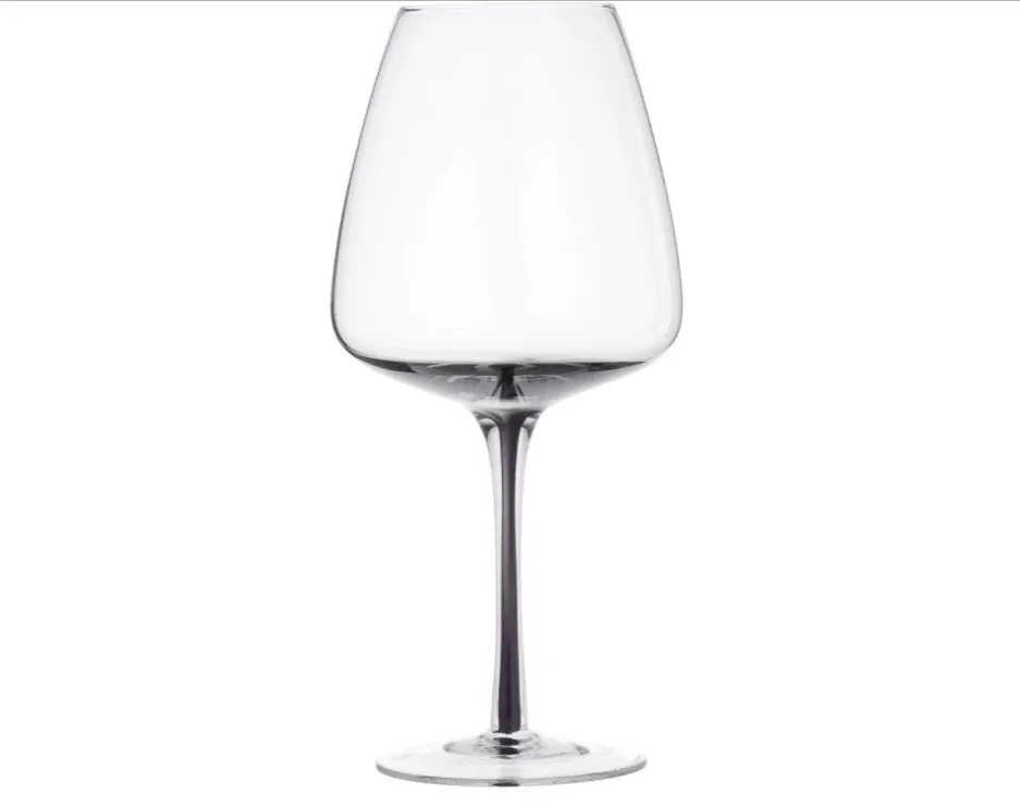 Dette rødvinglas fra Broste Copenhagen er utroligt elegant, og det er et virkelig fornemt glas, som får vinen til at smage vidunderligt - og så er det formet i et helt unikt design.