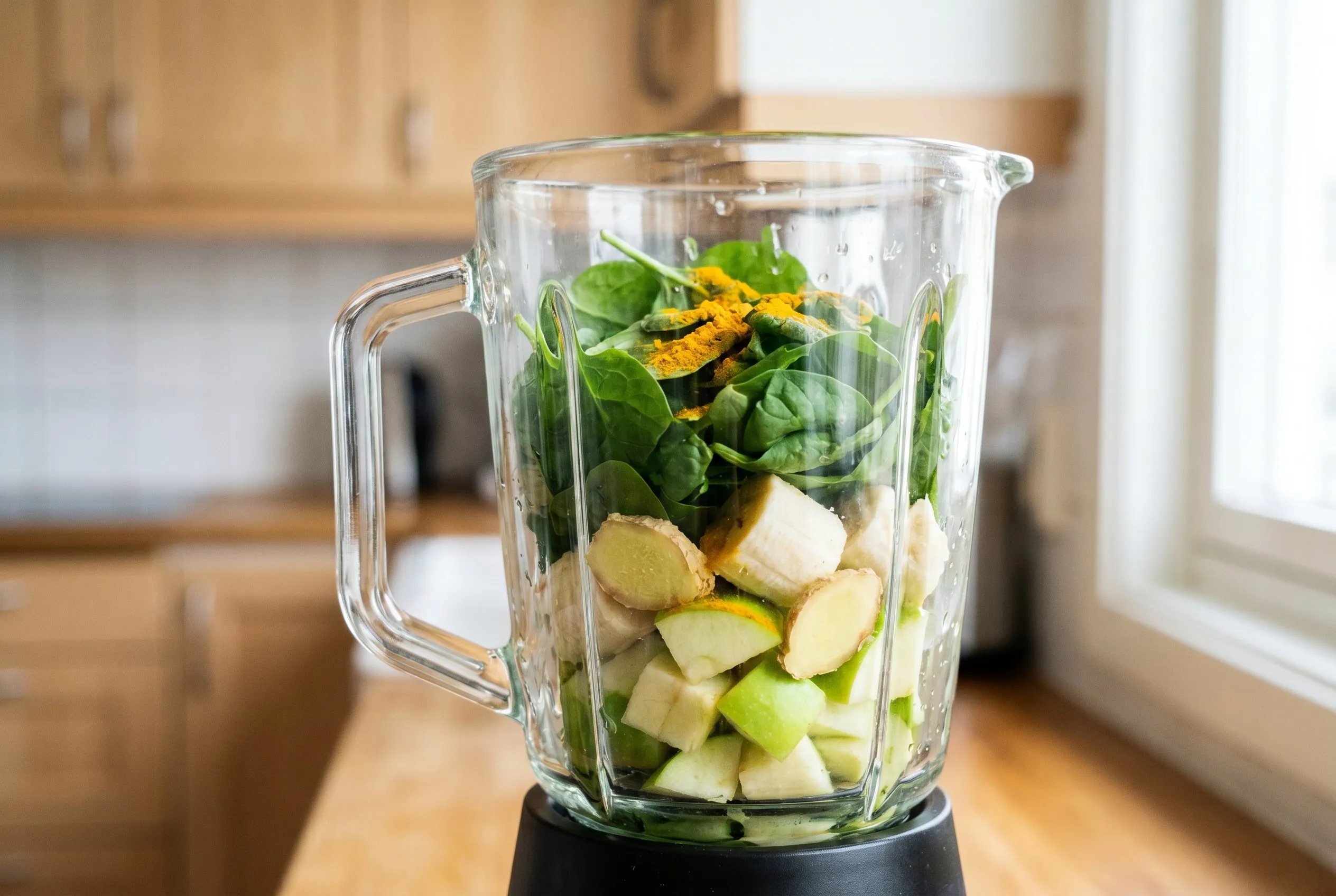 Smoothie-ingredienser i en blenderkande klar til at blende