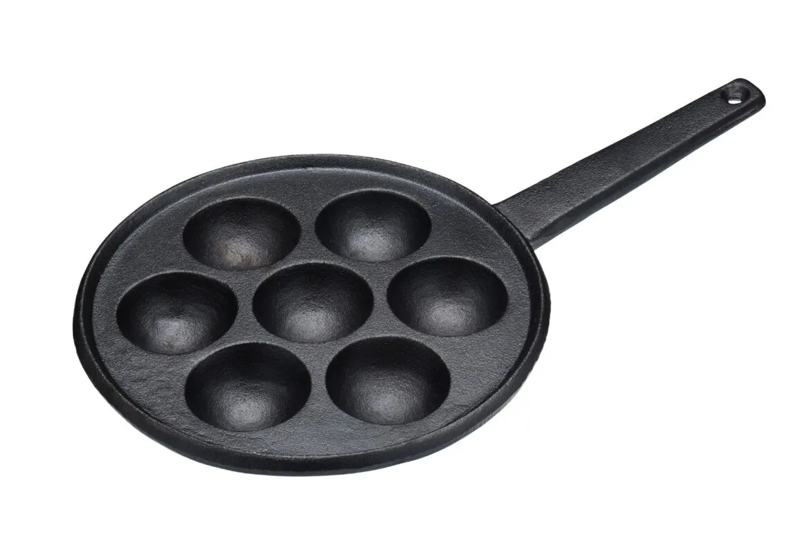 En elegant æbleskivepande i støbejern, som egner sig til induktion. Fornuftigt valg i høj kvalitet.