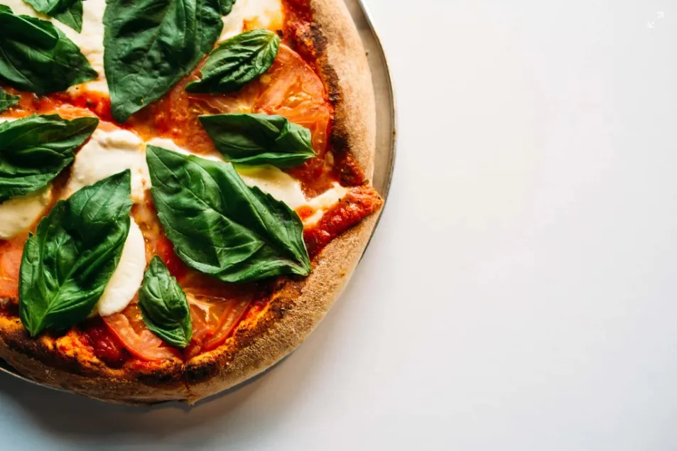 Følg nedenstående opskrift på pizza til grill for sprøde, tynde og autentiske pizzaer, der smager som på et italiensk pizzeria.