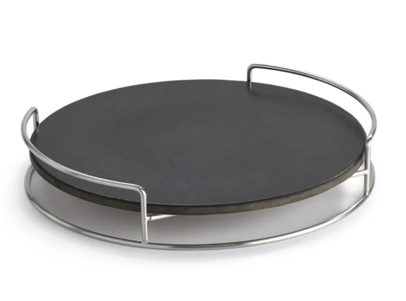 Denne pizzasten fra LotusGrill er godt nok ikke et bagestål, men den har alligevel fundet vej til denne test, da den sikrer et fremragende resultat på højde med et bagestål.