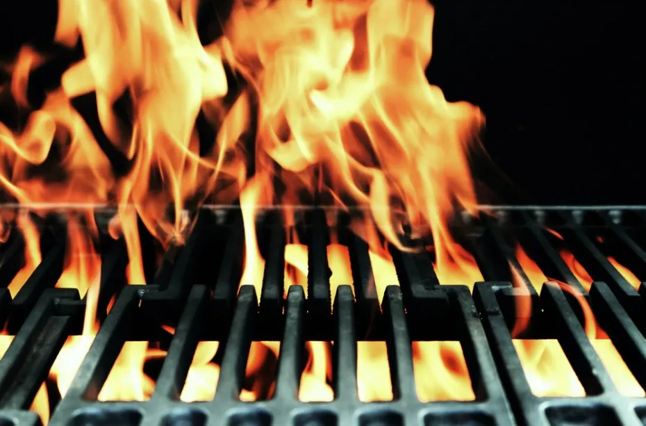DER ER FORSKEL PÅ, OM DU LAVER PIZZA PÅ EN PIZZASTEN TIL GASGRILL ELLER KULGRILL.
