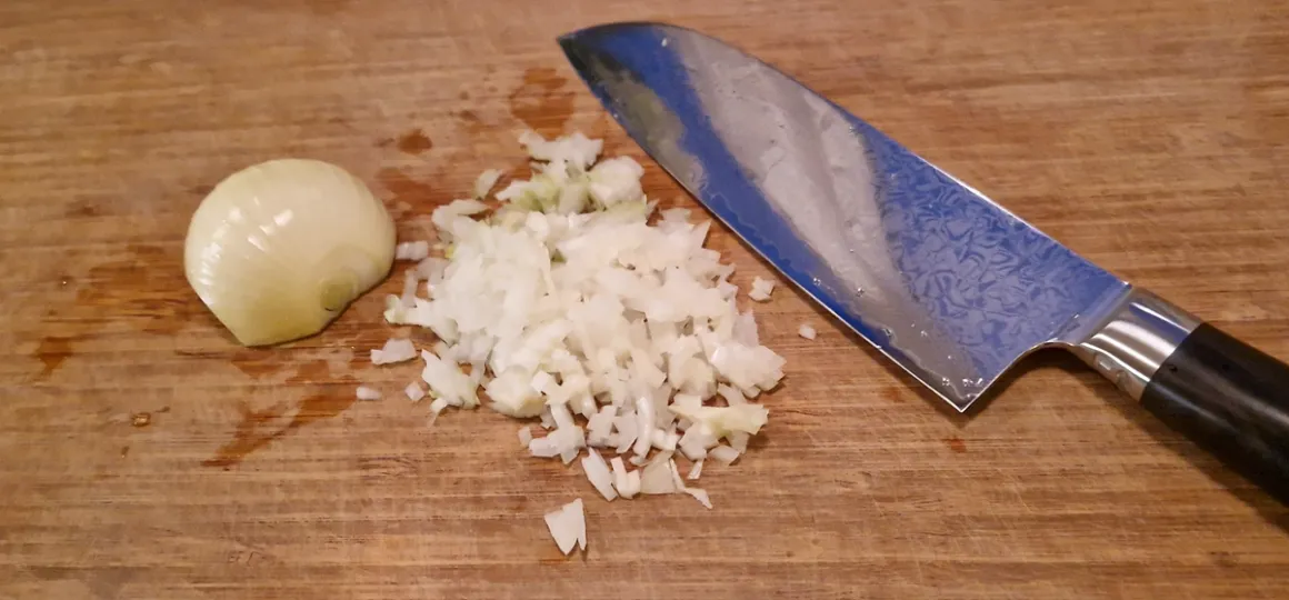 Santoku kniv snitter løg