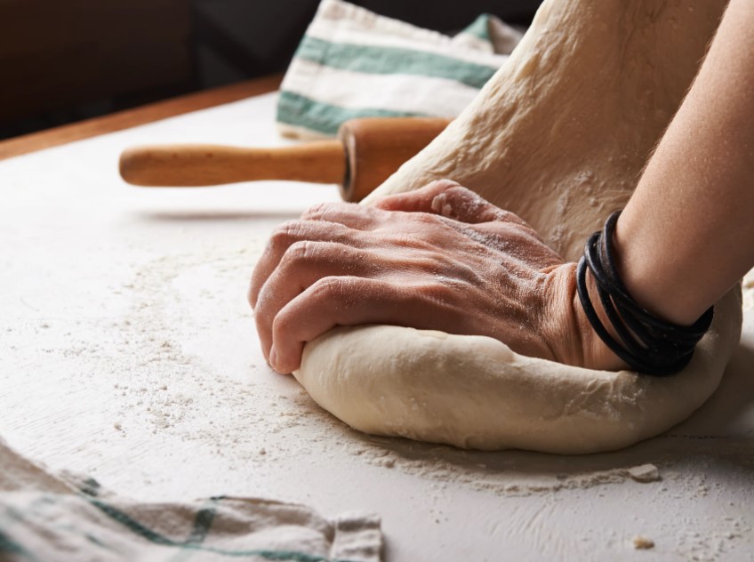 Et bagestål sikrer dig luftige pizzer og bagværk med sprød kant. Se her, hvilke bagestål der har klaret sig bedst i test.