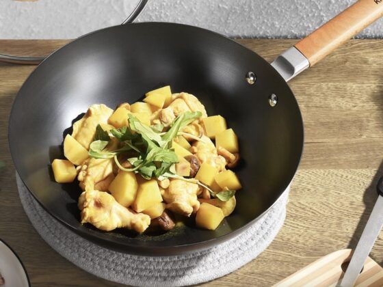 Vi har udvalgt 6 fremragende wokpander, som egner sig perfekt til lynstegte grøntsager, skaldyr og asiatiske retter.