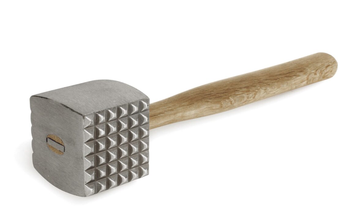 En solid og smuk kødhammer af høj kvalitet med træskaft, som passer perfekt ind i det æstetiske køkken.