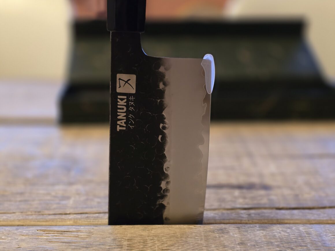 Tunuki Nakiri kniv fra Ushi.dk er utrolig skarp